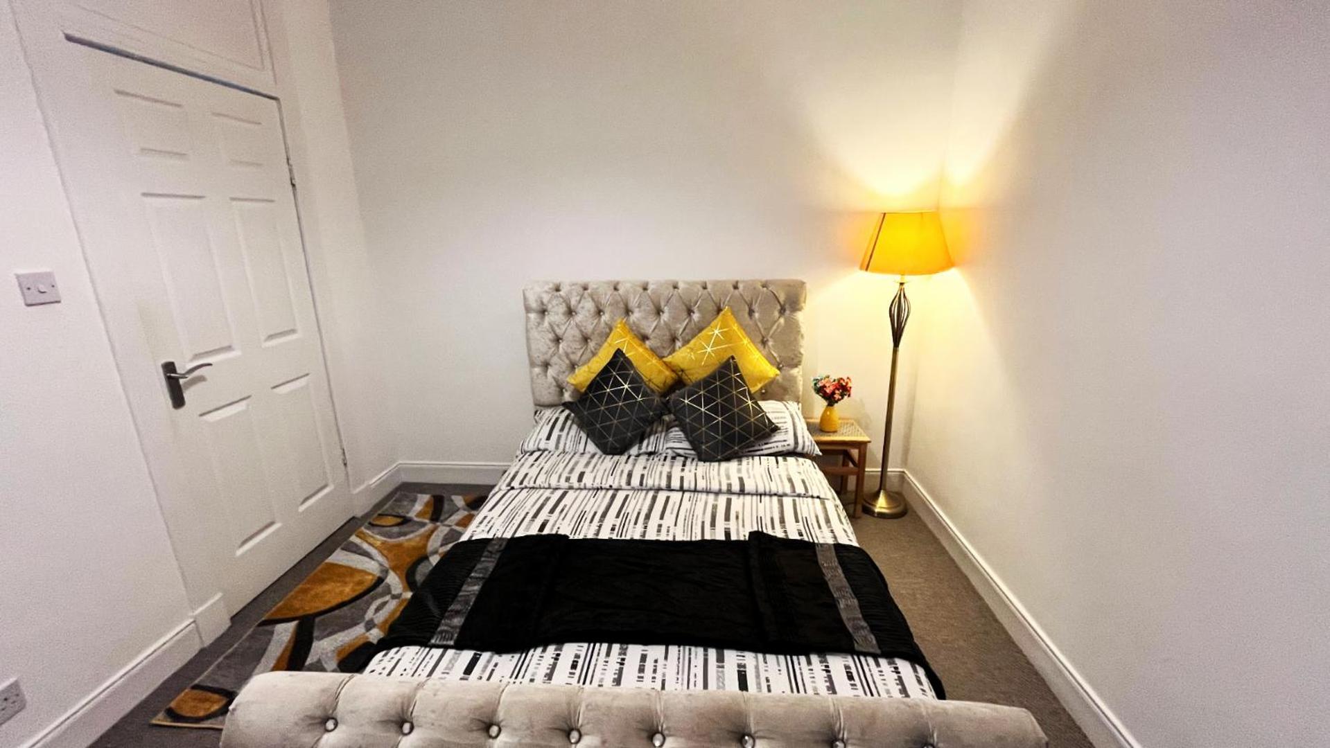 2 Bedrooms Entire Apartment Self Check In Kelty Exteriér fotografie